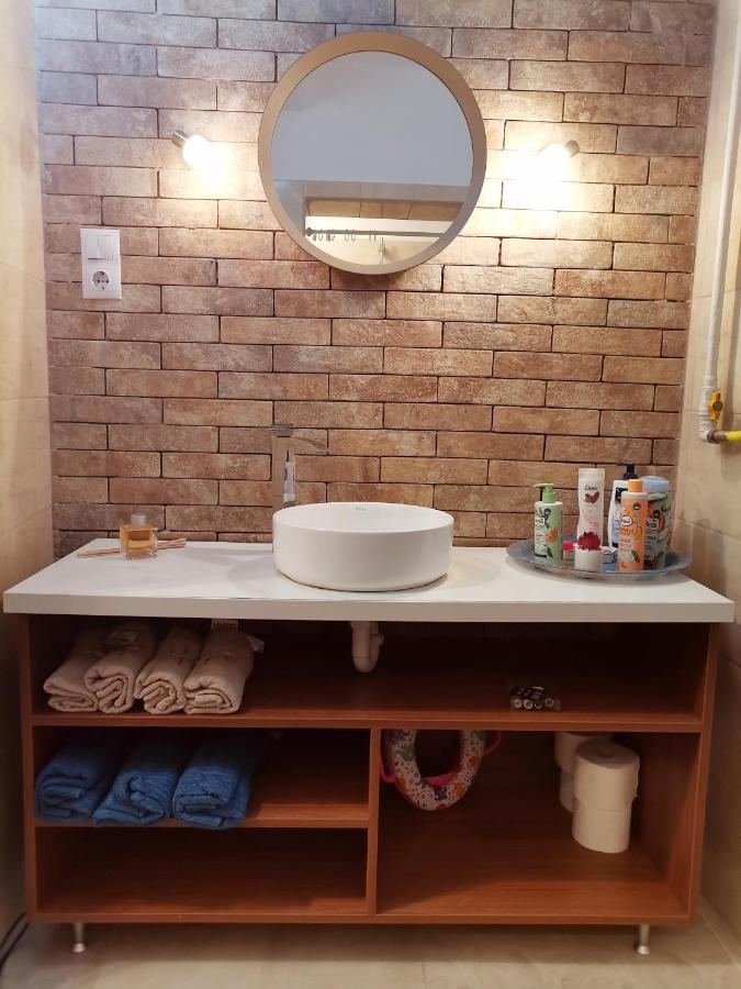 Flat In Historic With Your Own Private Garden, Near City Park Apartamento